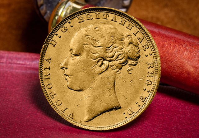 Edward VII And Queen Victoria Gold Sovereign Pair Lifestyle 02