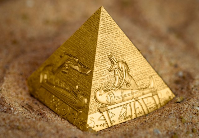 2025 Pyramids Of Giza Gold Plated 3 Coin Set Lifestyle 04