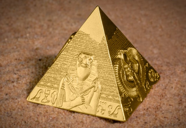 2025 Pyramids Of Giza Gold Plated 3 Coin Set Lifestyle 05