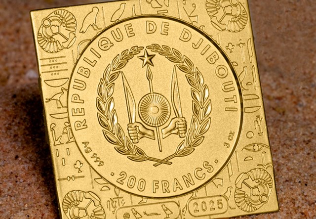 2025 Pyramids Of Giza Gold Plated 3 Coin Set Lifestyle 06