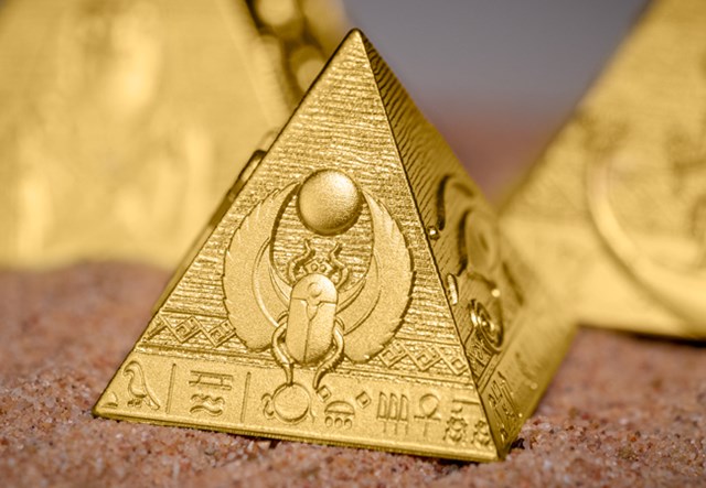 2025 Pyramids Of Giza Gold Plated 3 Coin Set Lifestyle 07
