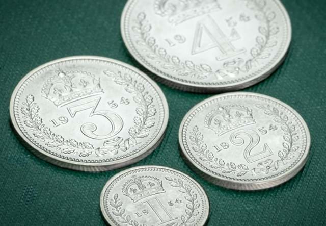 QEII Maundy Money Set Lifestyle 04