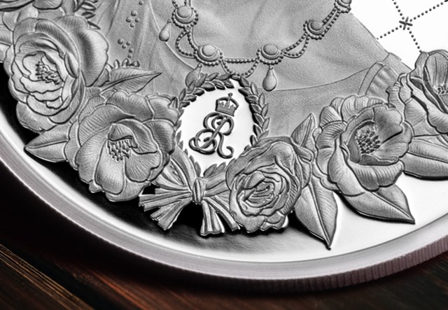 Queen Mother Silver £5 Lifestyle 03