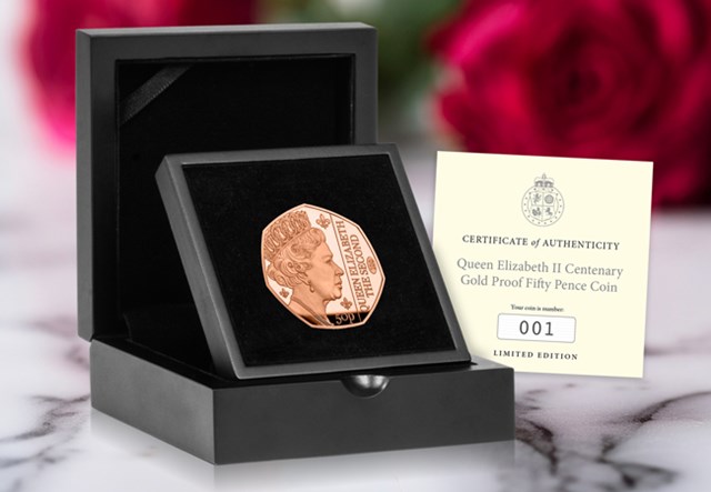 2026 QEII 100 Gold Single 50P Lifestyle 02