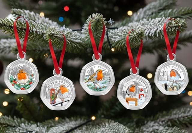 2025 Robin 50P In Bauble SET Lifestyle 2