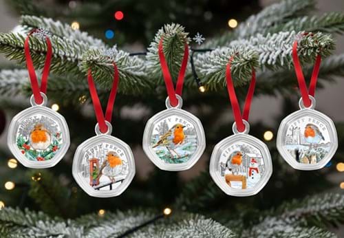 2025 Robin 50P In Bauble SET Lifestyle 2