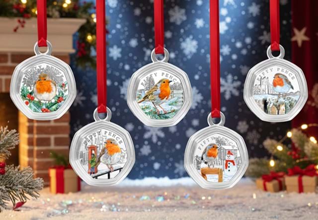 2025 Robin 50P In Bauble SET Lifestyle 4