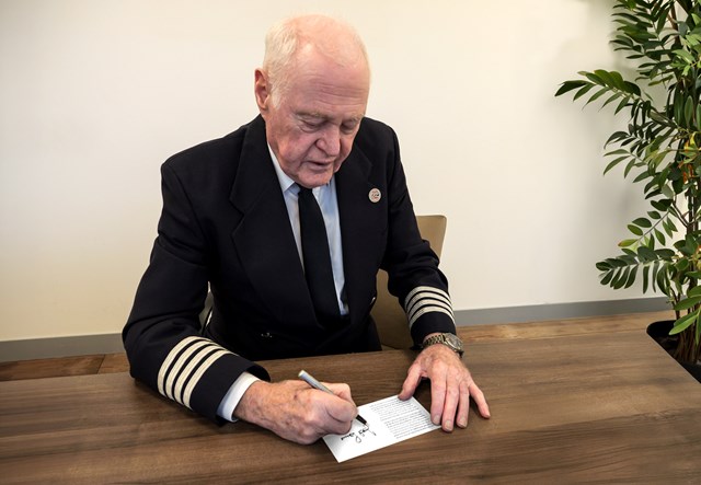 Jock Holding Signing £5 Cert